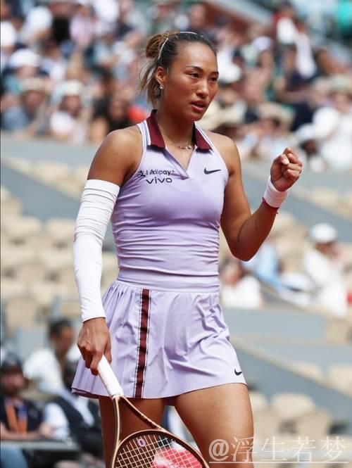 郑钦文草地赛季首战告捷 挺进女王杯单打八强 郑钦文草地赛季首战告捷 挺进女王杯单打八强